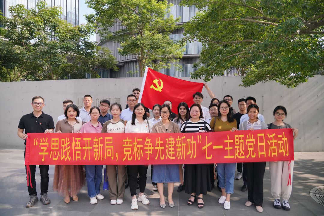 和美术馆外大合照(1).jpg